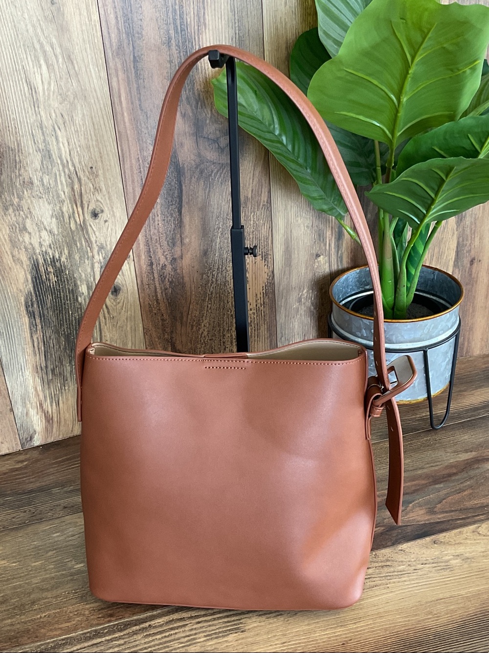 Synthetic Leather Shoulder Bag in Cognac Brown      168J